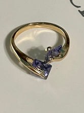 Load image into Gallery viewer, Purple Shape Diamond in Hands Ring
